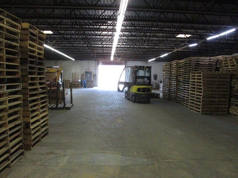 More Photos Of 49 Craddock Way, Poca Light Distribution For Lease