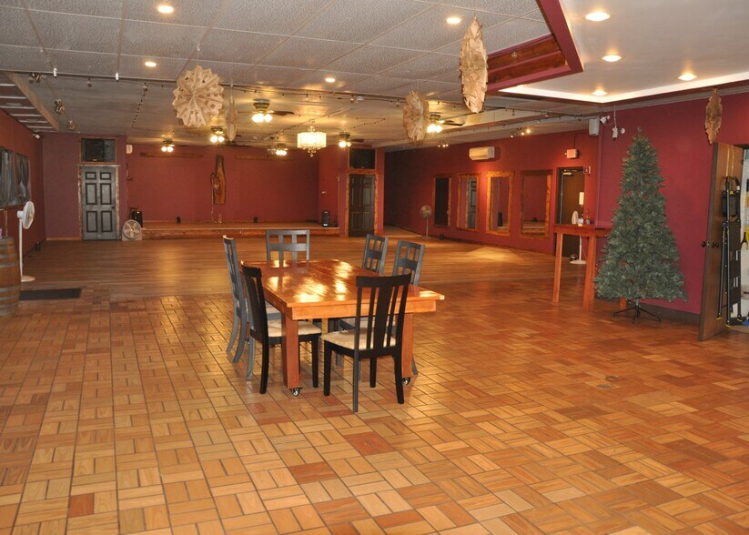 More Photos Of 1549 E Broadway St, Monticello General Retail For Lease