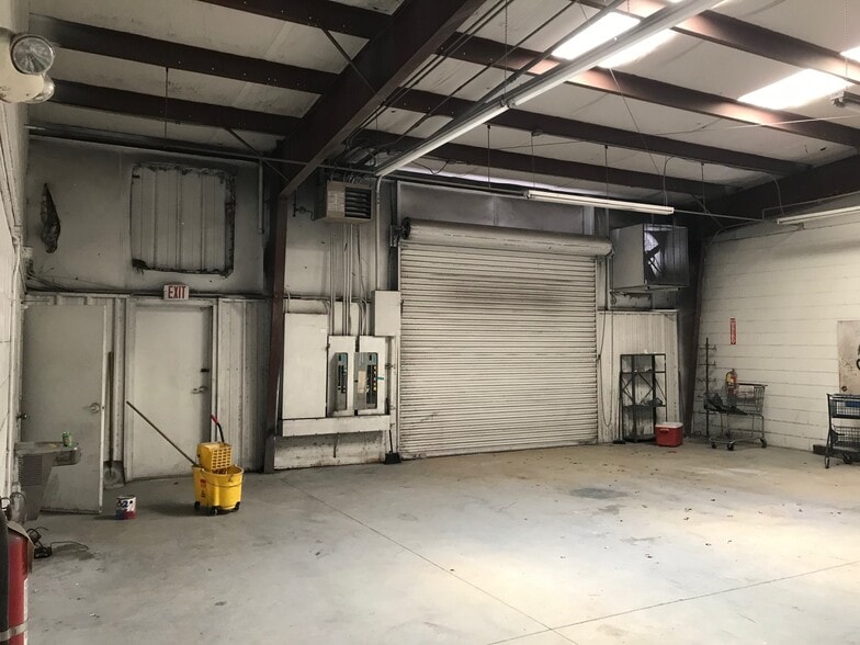 More Photos Of 5830 Plaza Pky, Douglasville Auto Repair For Sale