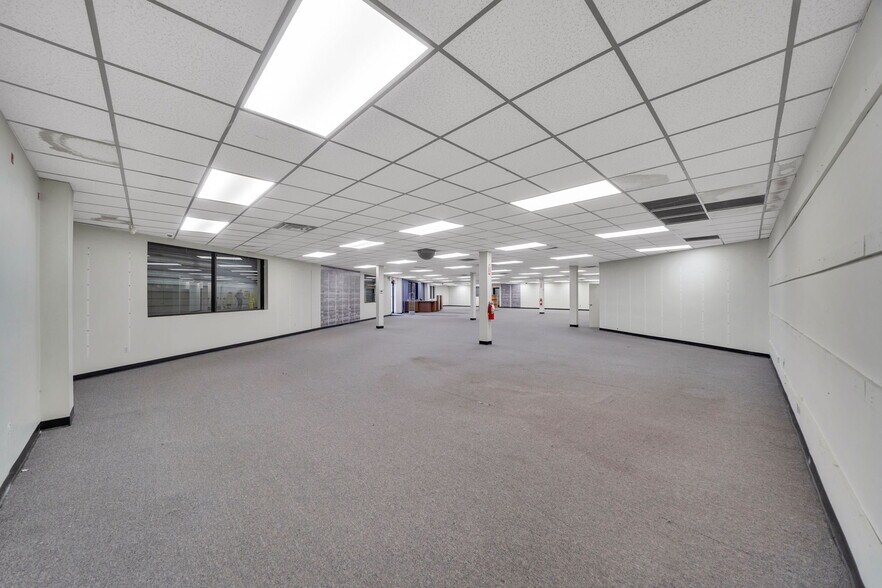 More Photos Of 150 W Sunrise Hwy, Lindenhurst General Retail For Lease