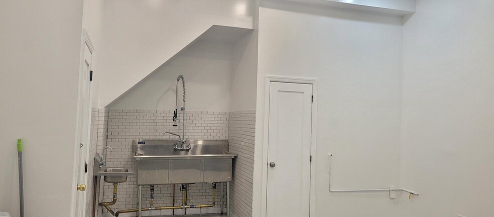 More Photos Of 557 E 137th St, Bronx General Retail For Sale