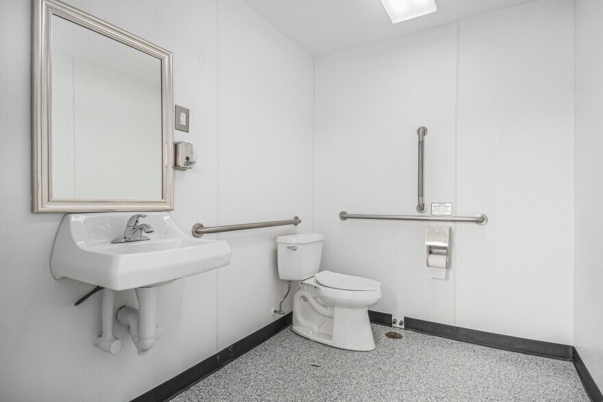 More Photos Of 3525 N 90th St, Omaha Freestanding For Lease