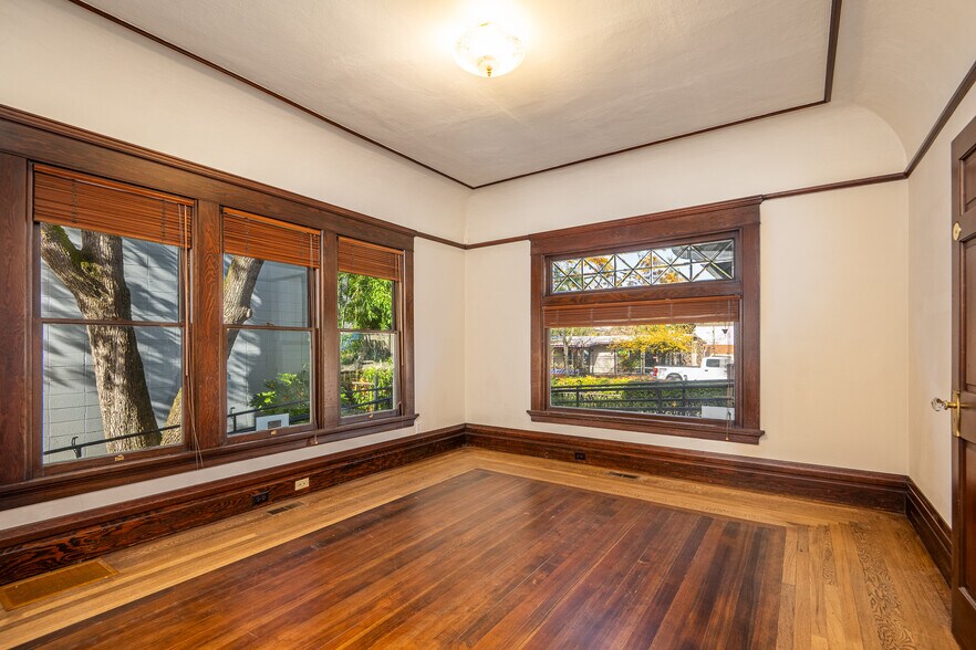 More Photos Of 990 W 7th Ave, Eugene Office For Sale