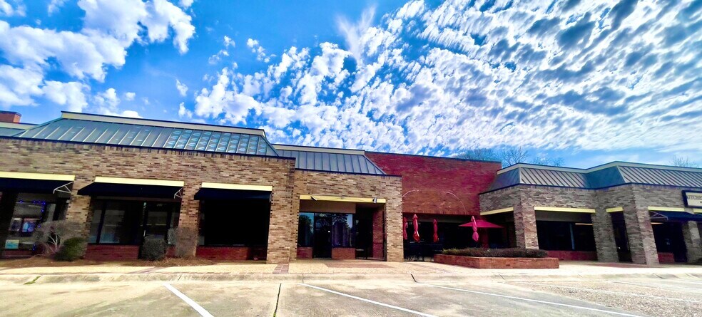 More Photos Of 1625 E County Line Rd, Jackson Freestanding For Lease