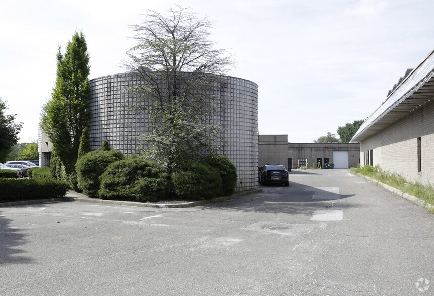 More Photos Of 44 W Jefryn Blvd, Deer Park Warehouse For Lease