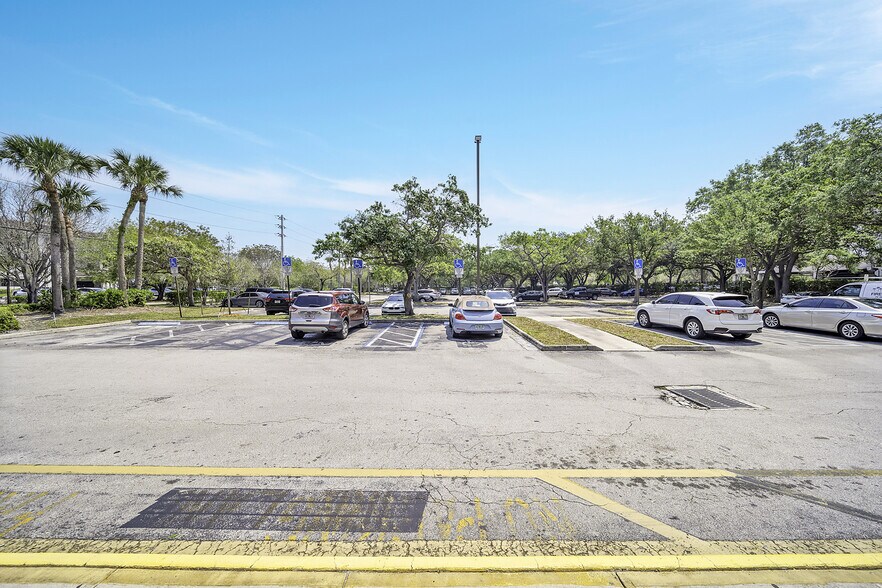 More Photos Of 350 N Pine Island Rd, Plantation Medical For Lease