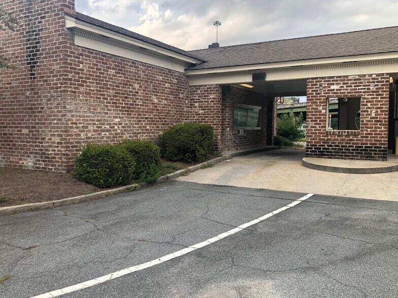 More Photos Of 3507 W Bay St, Savannah Bank For Lease