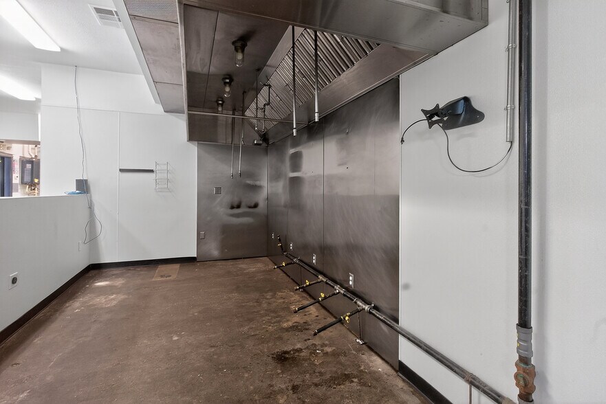 More Photos Of 2795 SW Wilshire Blvd, Burleson Flex For Lease