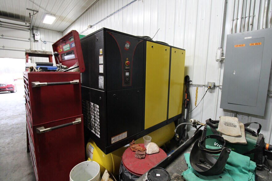 More Photos Of 5640 44th Ave S, Clinton Office For Sale