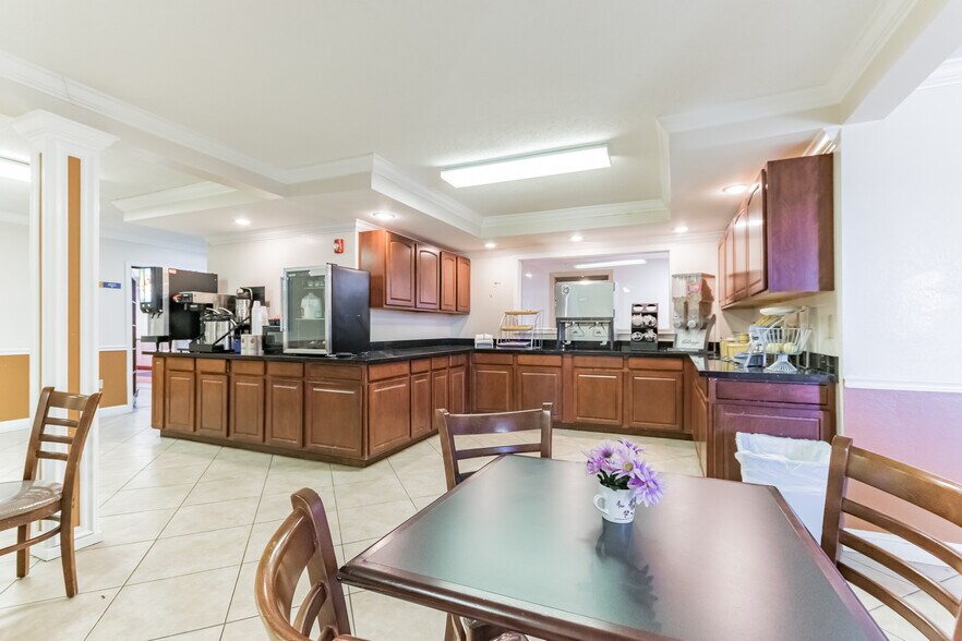 More Photos Of 127 Ontario Dr, Mount Hope Hotel For Sale