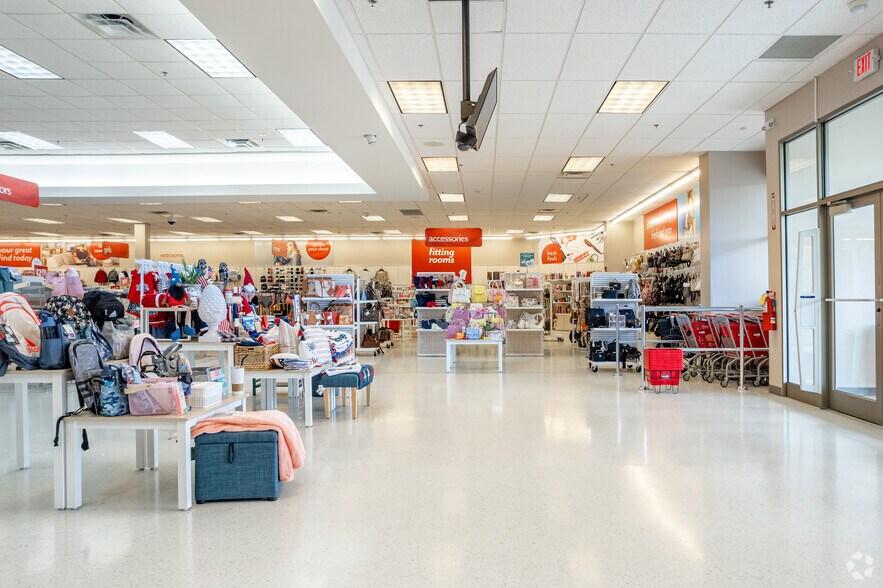 More Photos Of 3870-3998 Bremen Crossing, Bremen General Retail For Lease