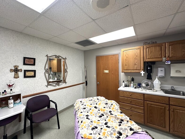 More Photos Of 220 SW 5th St, Woodhull Medical For Sale