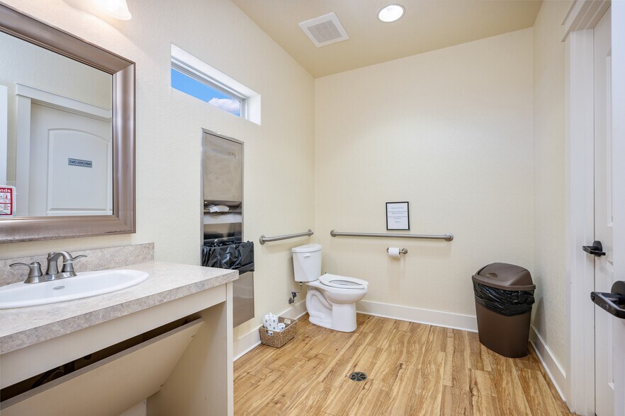 More Photos Of 140 Paloma Dr, Floresville Office For Sale
