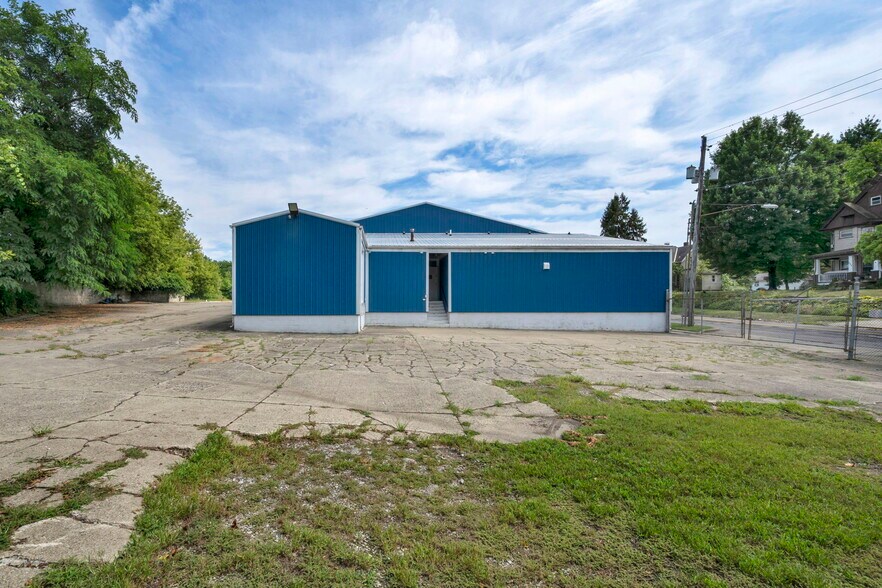 More Photos Of 215 W Bridge St, Elyria General Retail For Sale