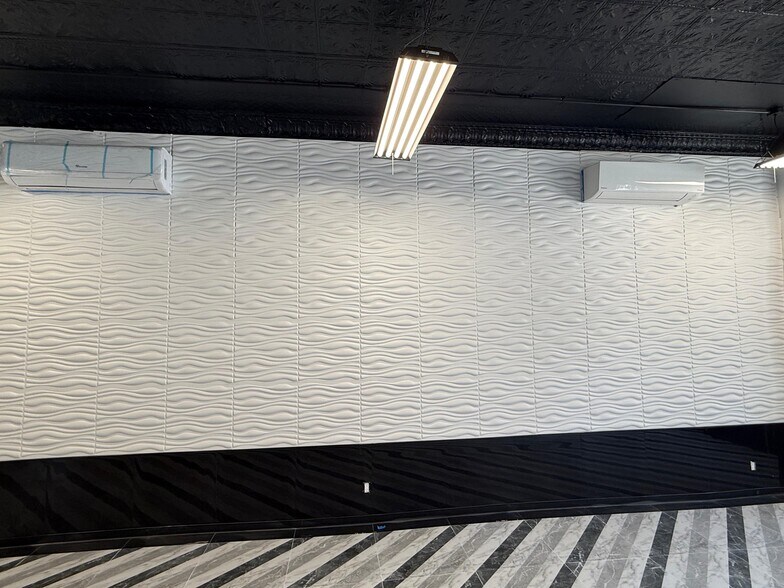 More Photos Of 21 E Marie St, Hicksville Storefront Retail Residential For Lease