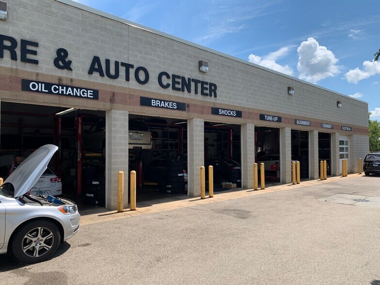 More Photos Of 9-25 W Belvidere Rd, Hainesville Auto Repair For Lease