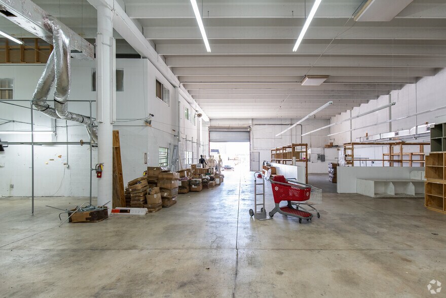 More Photos Of 3061 NW 24th St, Miami Warehouse For Lease
