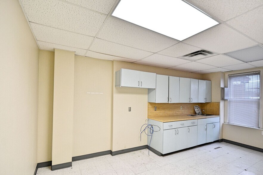 More Photos Of 109-111 N River St, Seguin Office For Sale