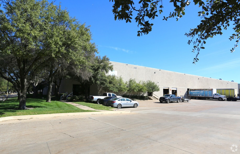 More Photos Of 2101-2107 Hutton Dr, Carrollton Distribution For Lease