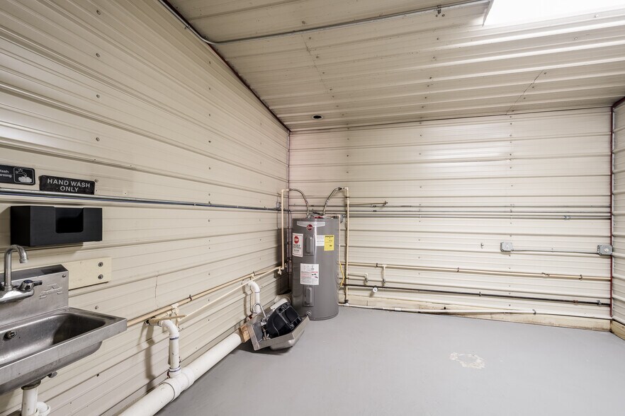 More Photos Of 21040 Loop 494, New Caney Warehouse For Lease