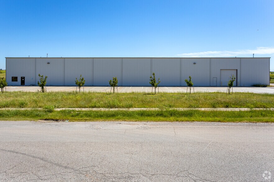 More Photos Of 4900 S Rockwell St, Oklahoma City Warehouse For Lease