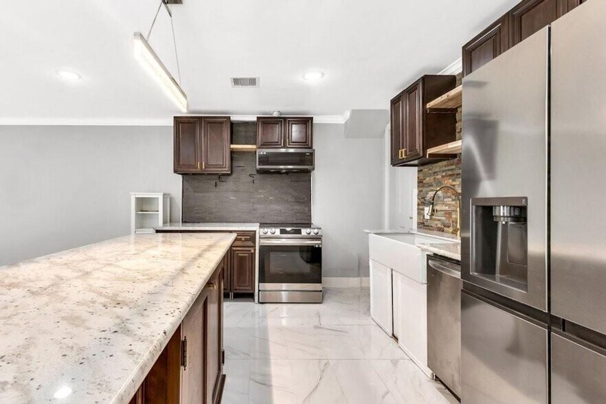 More Photos Of 6325 Riverview Way, Houston Apartments For Sale