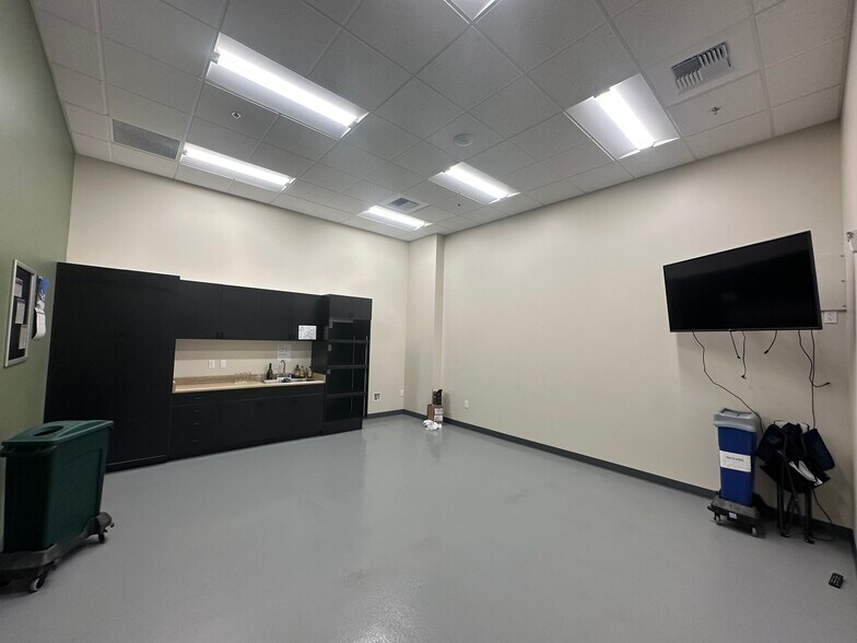 More Photos Of 2049 W Steele Ln, Santa Rosa Warehouse For Sale