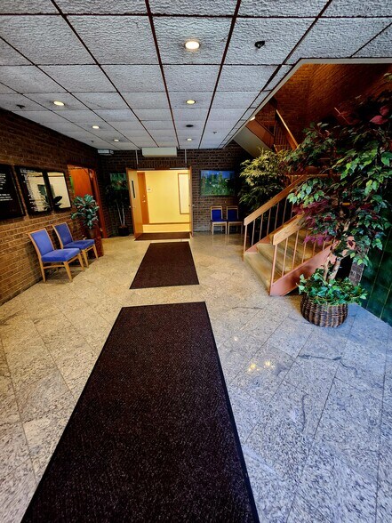 More Photos Of 450 Maple Ave E, Vienna Unknown For Lease