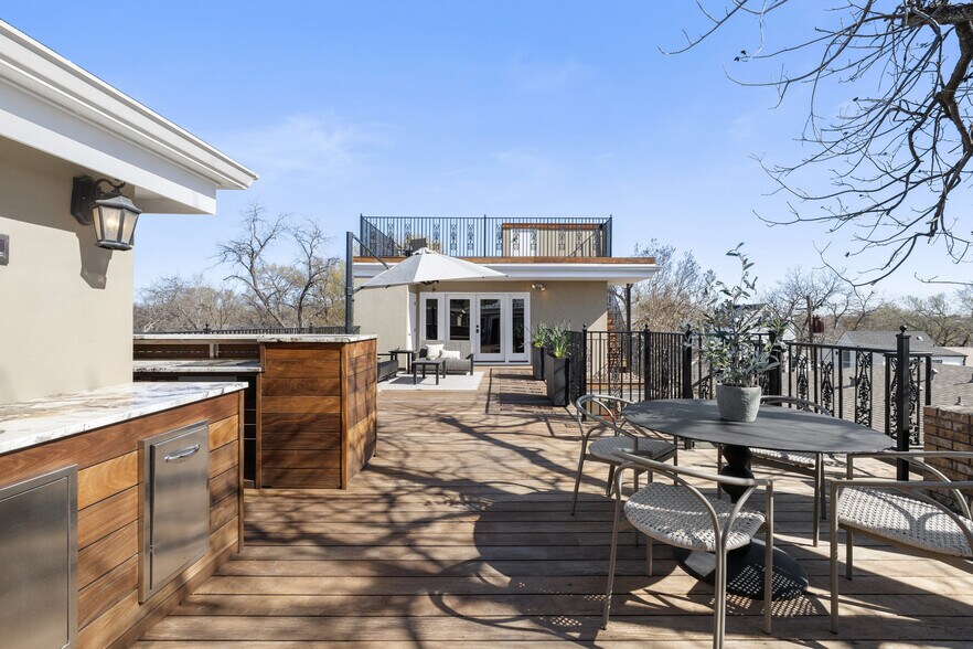 More Photos Of 1810 W 35th St, Austin Specialty For Sale