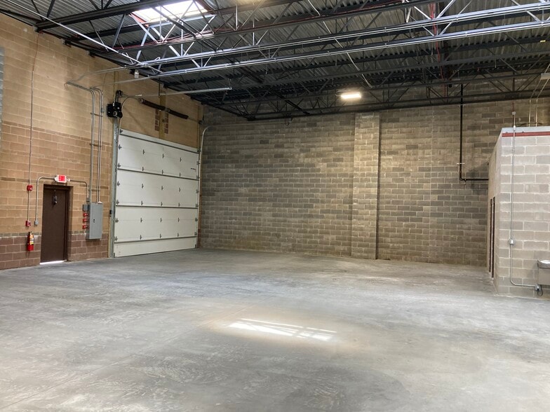 More Photos Of 78 Horseblock Rd, Yaphank Warehouse For Lease