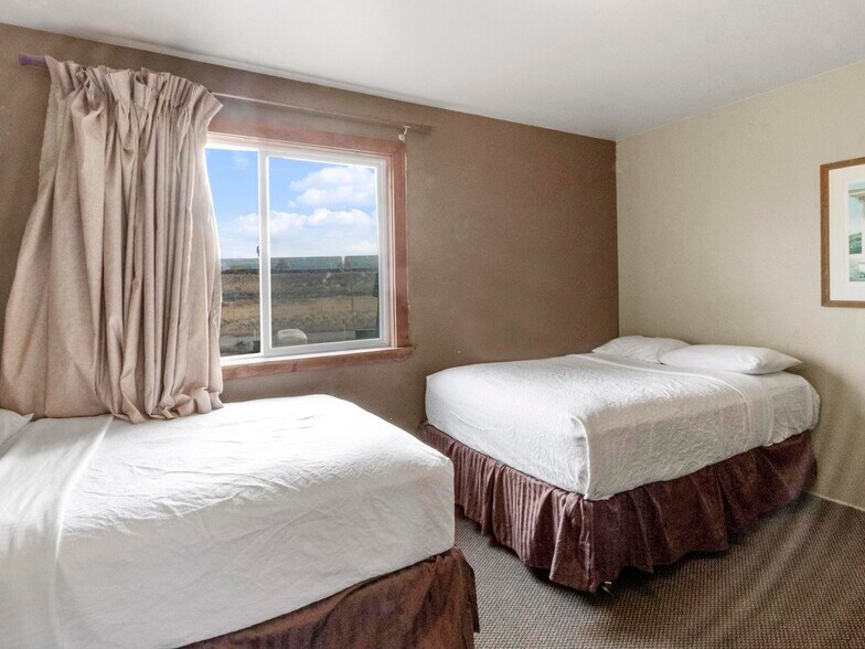 More Photos Of 1806 E Cedar Ave, Rawlins Hotel For Sale