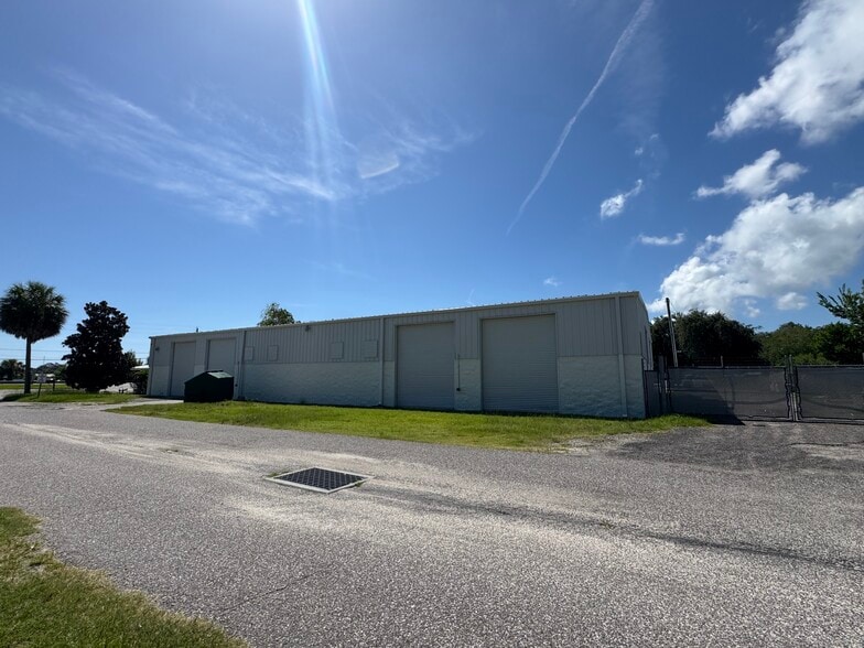 More Photos Of 2430 S Nova Rd, Daytona Beach Specialty For Lease