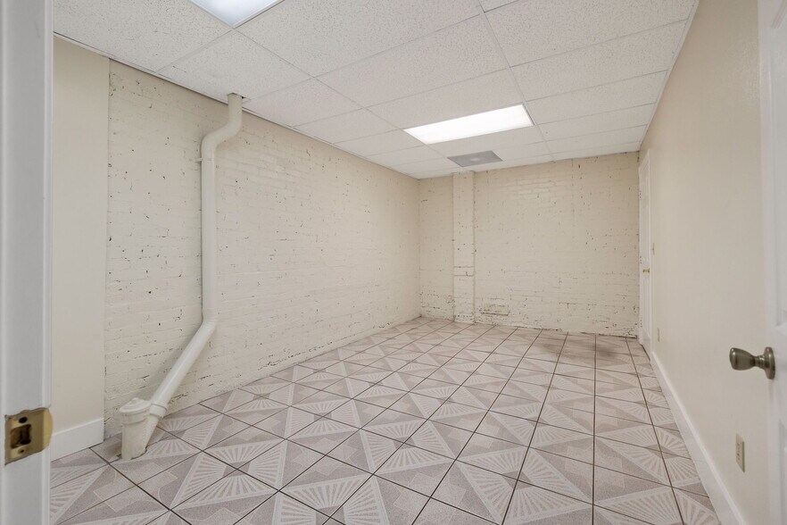 More Photos Of 143 E Tulare Ave, Tulare Storefront For Sale