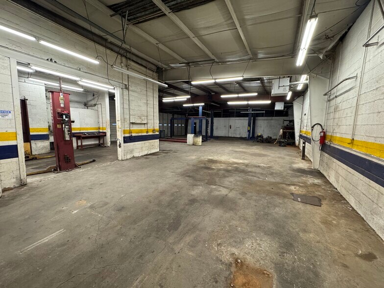 More Photos Of 3372 Dogwood Dr, Atlanta Auto Repair For Sale