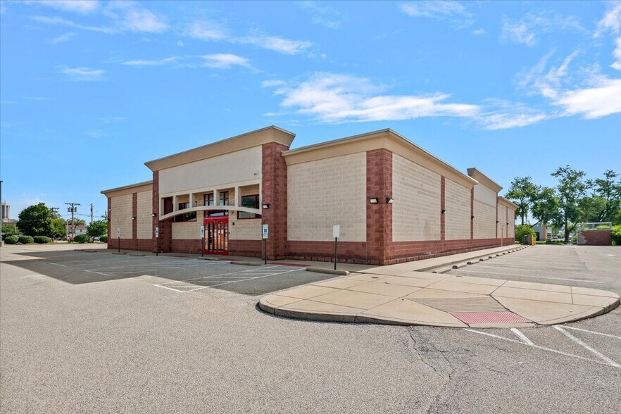 Primary Photo Of 601-621 S Grand Ave E, Springfield Drugstore For Lease