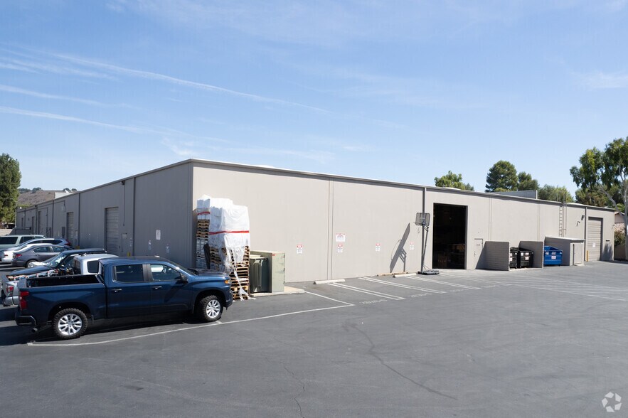 More Photos Of 2630 Townsgate Rd, Westlake Village Warehouse For Lease