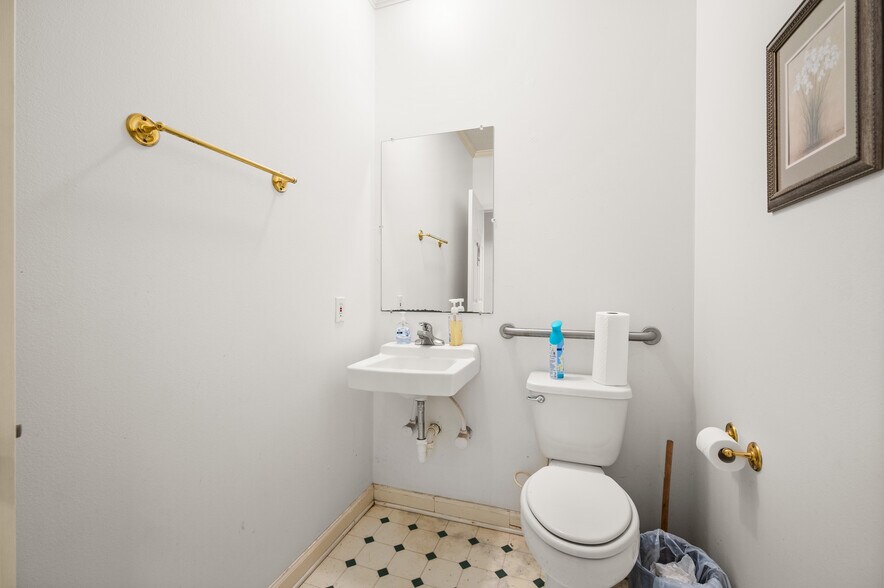 More Photos Of 1603 Melrose St, Pineville Office For Sale