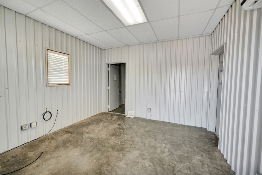 More Photos Of 2107 E County 130 Rd Building #5 rd, Midland Warehouse For Lease