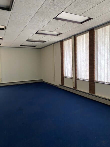 More Photos Of 11275 Allen Rd, Southgate Bank For Sale