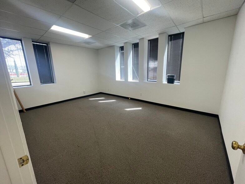 More Photos Of 312 E Illinois Ave, Midland Office For Lease