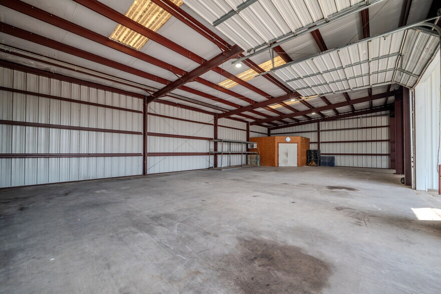 More Photos Of 619 E Jackson St, El Campo Warehouse For Sale
