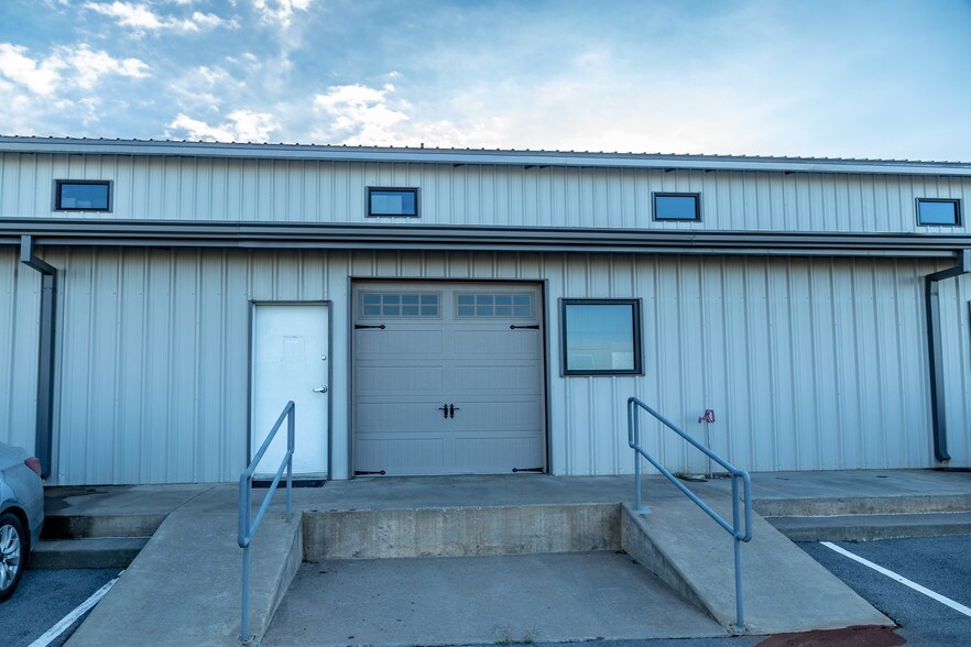 More Photos Of 1520 E Eagle Rd, Weatherford Light Manufacturing For Sale
