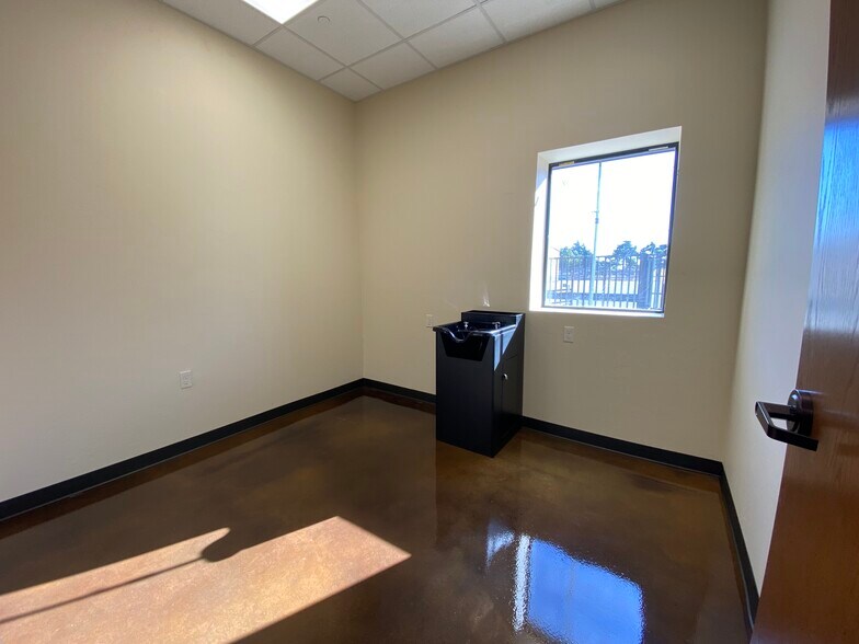 More Photos Of 8921 NW Expressway St, Oklahoma City Warehouse For Lease