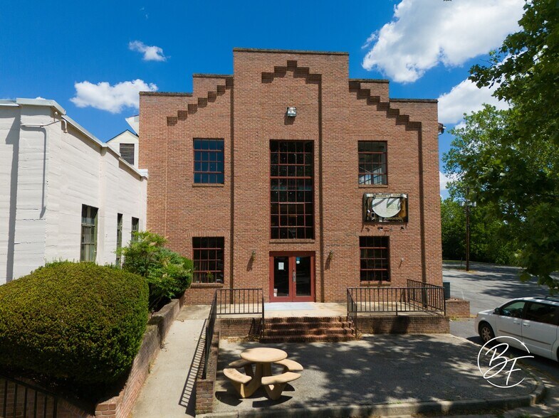 Primary Photo Of 144 Runnymeade rd, Bunker Hill General Retail For Sale