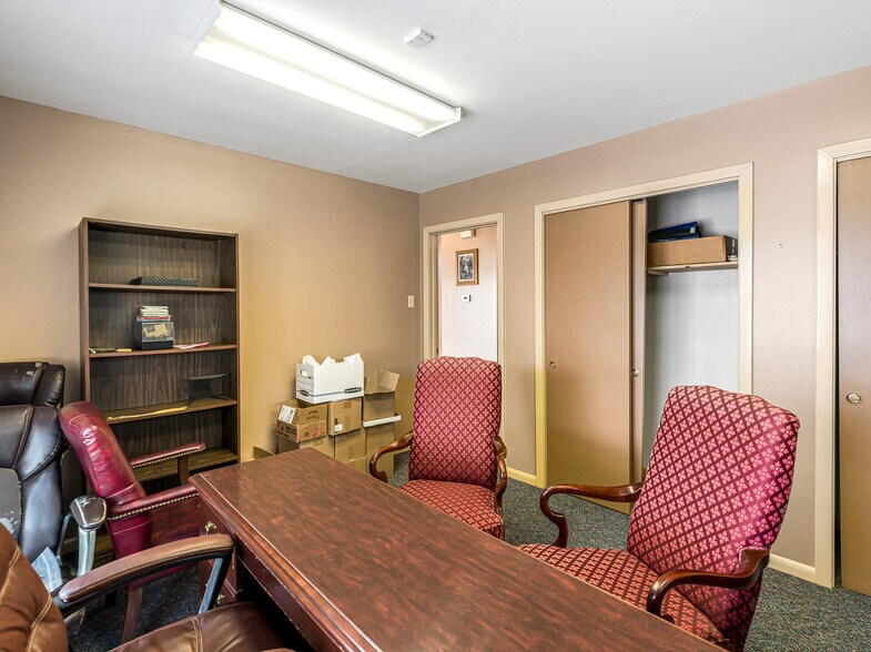 More Photos Of 1105 San Jacinto St, Rosenberg Office For Sale