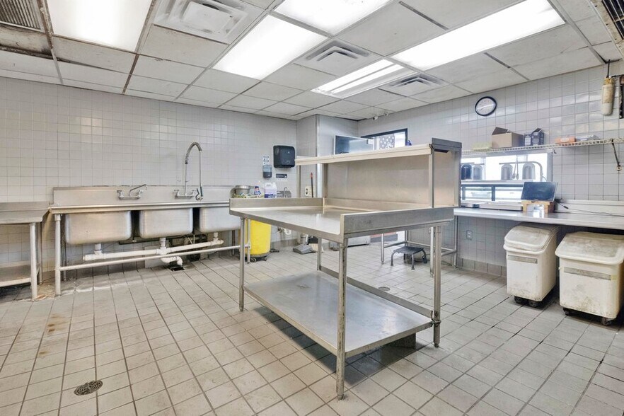 More Photos Of 9710 E Colonial Dr, Orlando Fast Food For Sale