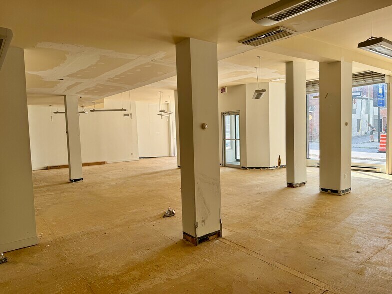 More Photos Of 920 Boul De Maisonneuve E, Montréal General Retail For Sale