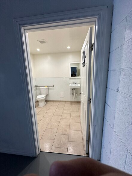 More Photos Of 20920-20930 Lassen St, Chatsworth Freestanding For Lease