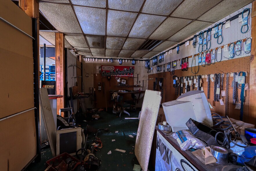 More Photos Of 100 S Magnolia Ave, Hubbard Auto Repair For Sale