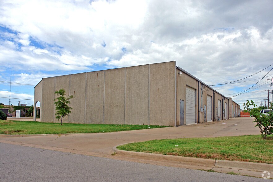 More Photos Of 241 W Wilshire Blvd, Oklahoma City Light Manufacturing For Lease